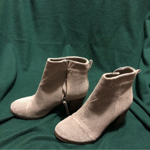 Toms suede, heeled booties. Perfect for fall! EUC - Picture 6 of 10